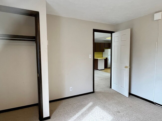 Building Photo - Pet friendly 2 bedroom, utilities included