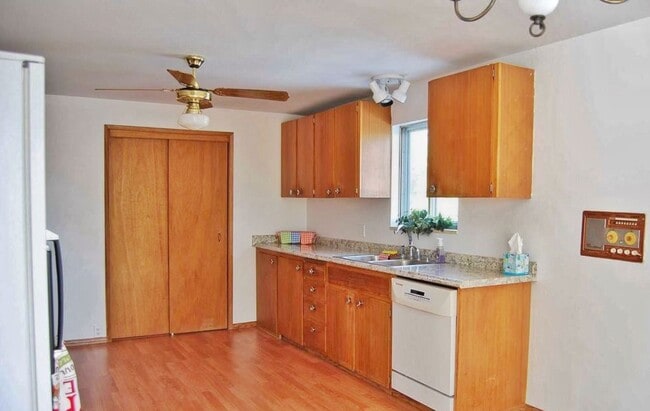 Building Photo - Spacious and bright