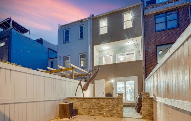 Building Photo - 827 4th St NE