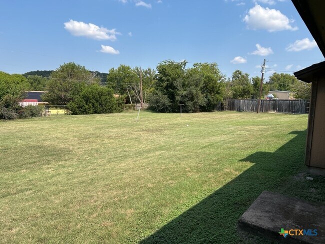 Building Photo - 903 N Main St