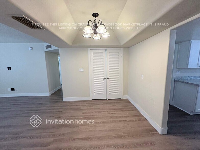 Building Photo - 2627 N 70th Pl