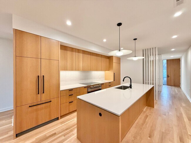 Building Photo - **OFFERING REFUNDABLE APPLICATION FEES** Beautiful 3BD, 3.5BA Downtown Raleigh Townhome with an A...