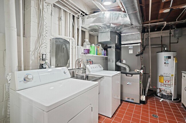 Building Photo - 6607 Lone Oak Dr