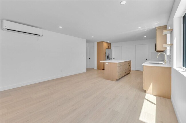 Building Photo - 6915 Encino Ave