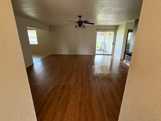 Building Photo - 4200 Lonesome Dove Dr
