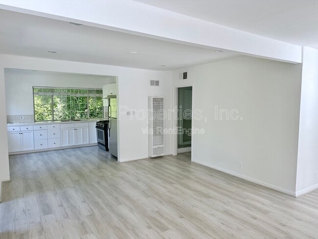 Building Photo - 358 N San Vicente Blvd