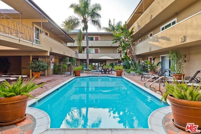 Building Photo - 970 Palm Ave