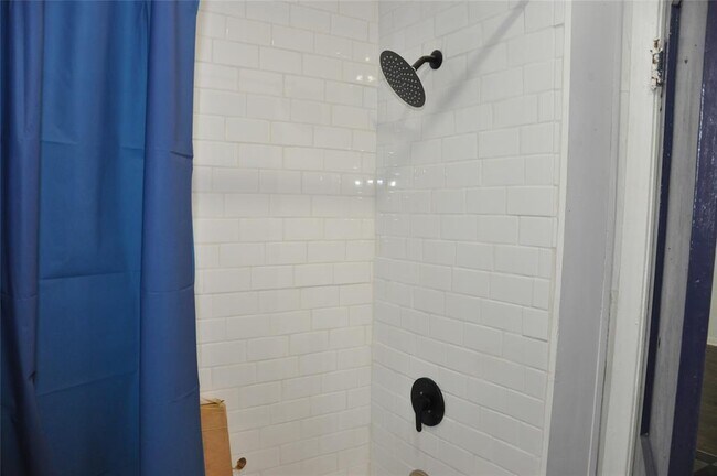 Building Photo - 1408 E Avenue D