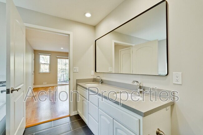 Building Photo - 261 Langton Ave