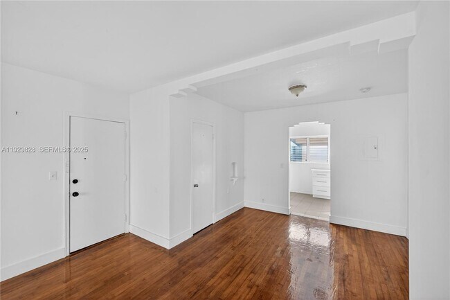 Building Photo - 993 Bay Dr