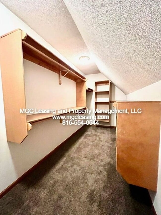 Building Photo - Charming Raymore Retreat with Extra Storag...