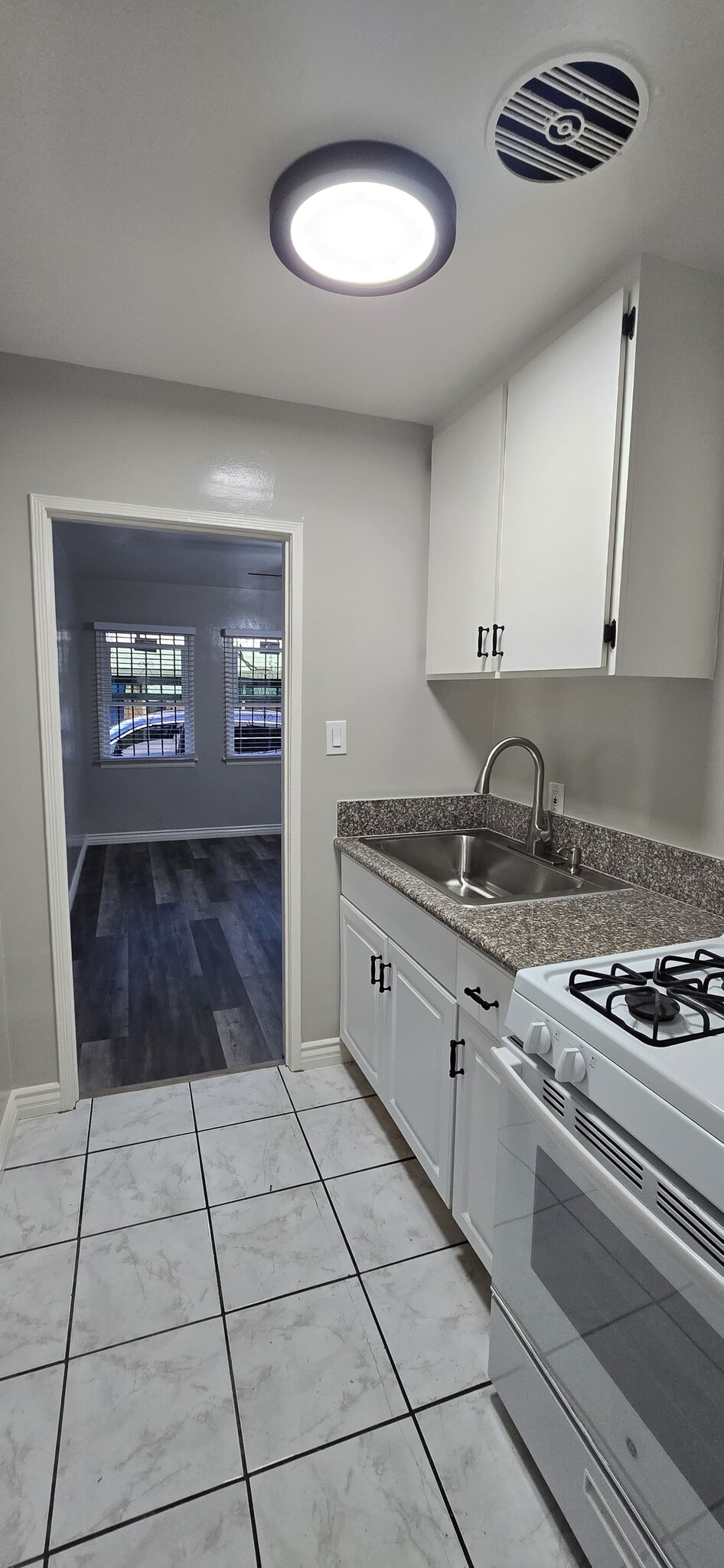 Building Photo - 5727 Loveland St