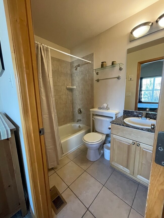 Building Photo - 221 Parkway Dr