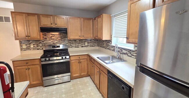 Building Photo - Beautiful 3 bedroom 2.5 bathroom END Unit ...