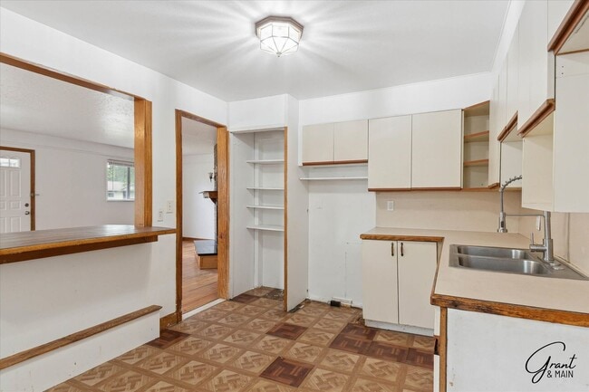 Building Photo - 2 bedroom $1250