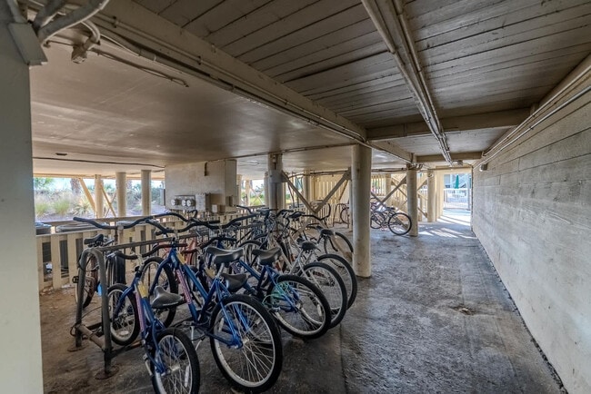 Building Photo - 4 N Forest Beach Dr