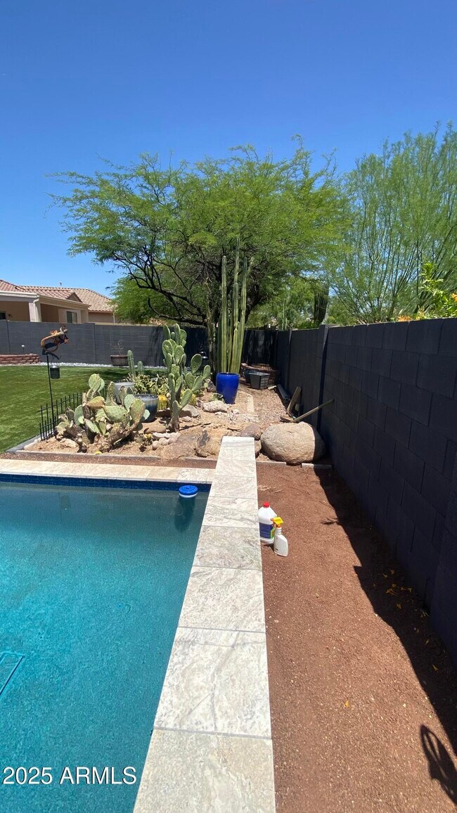 Building Photo - 39519 N White Tail Ln