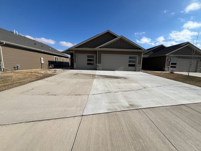 Building Photo - Spacious 2 Bed/2 Bath House with 3 Car Garage!