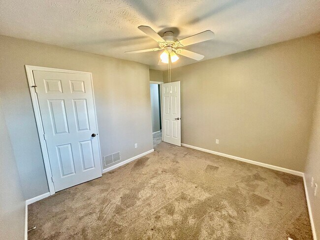 Building Photo - Cozy 2 Bed, 1.5 Bath in Lexington!