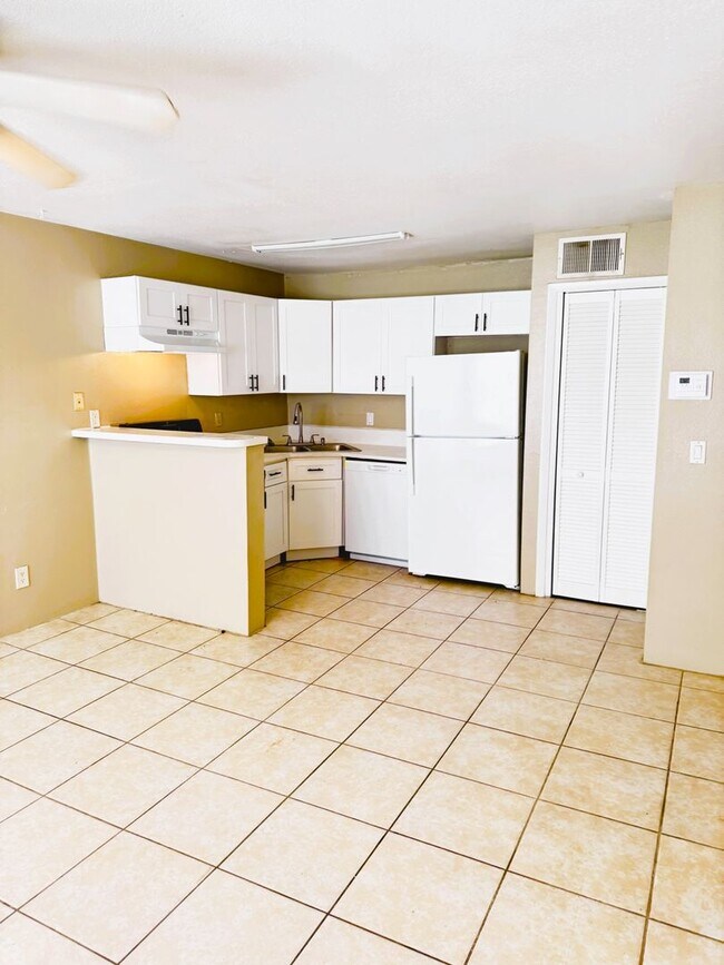 Building Photo - 4760 Walden Cir