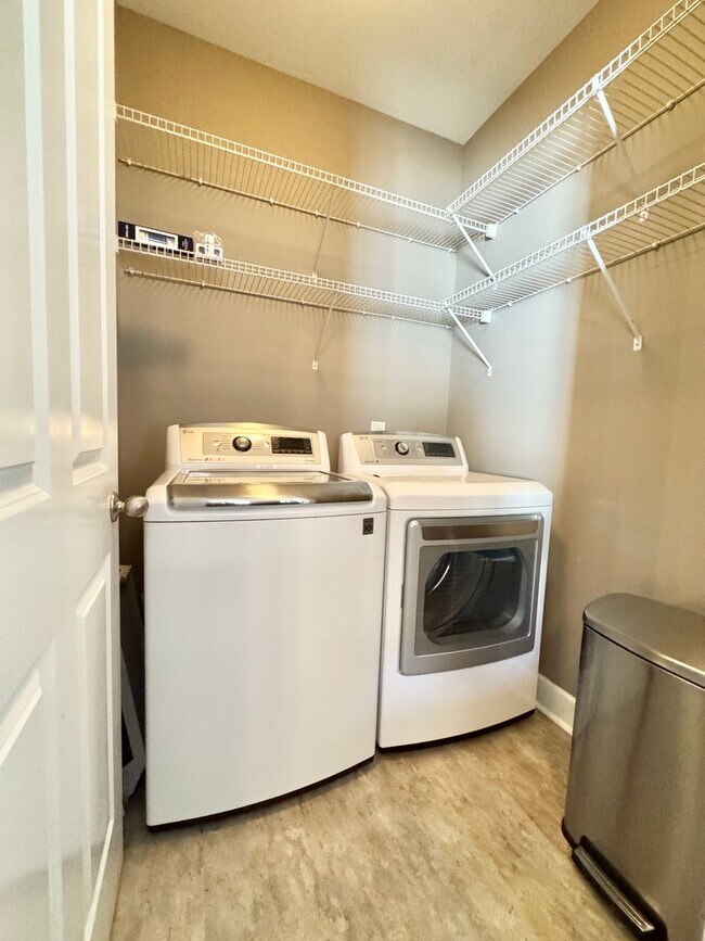 Building Photo - 3 Bed, 2.5 Bath Townhome w/ 2 Car Garage