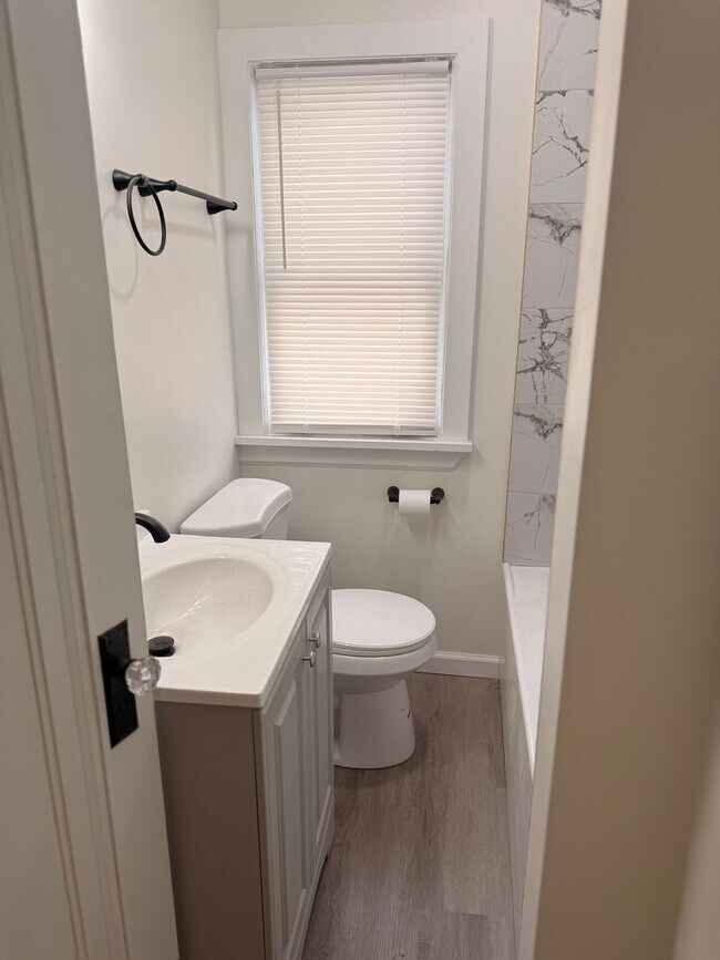 Building Photo - Oakland-Akron