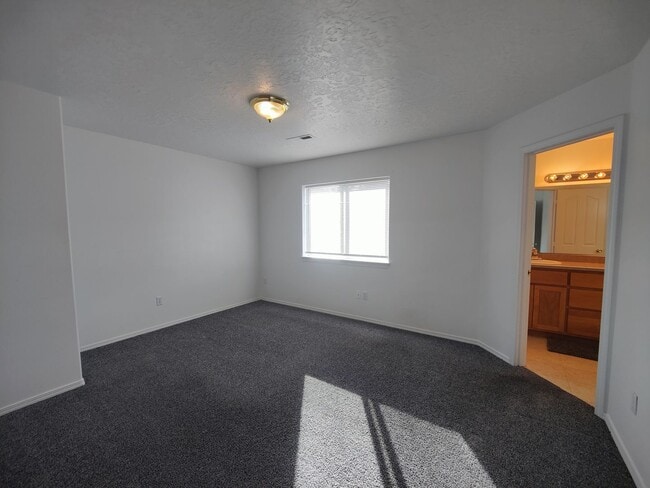 Building Photo - Spacious 3 bedroom 2.5 Bath Townhouse with...