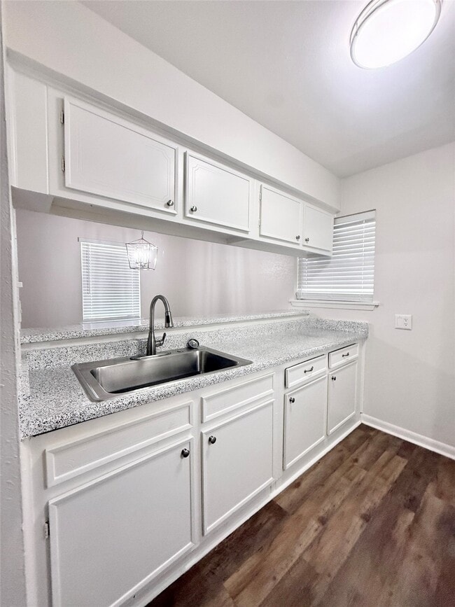 Building Photo - 321 E Cedar St