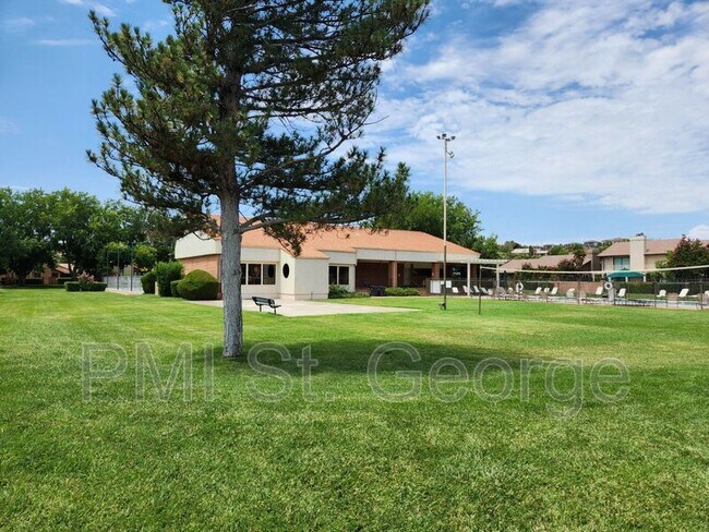 Building Photo - 545 S Valley View Dr