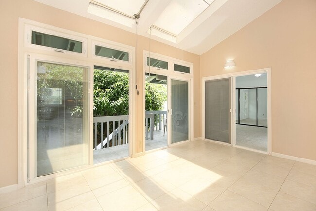 Building Photo - 1298 Lunalilo Home Rd