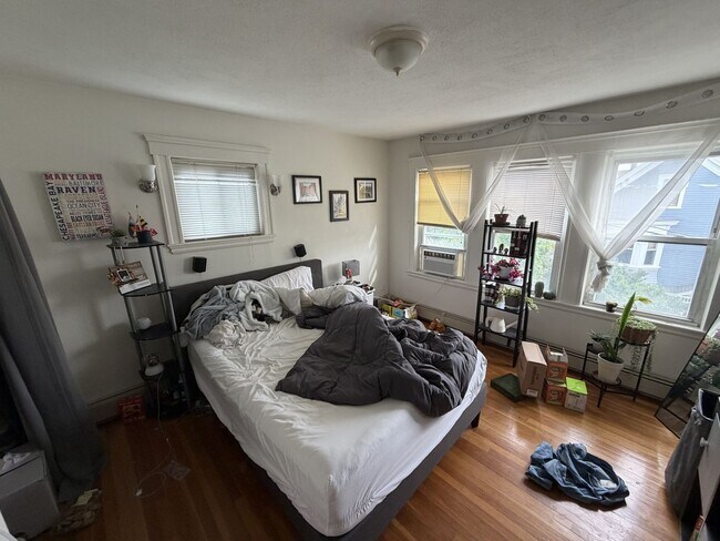 Building Photo - 4bed 2bath unit in Somerville