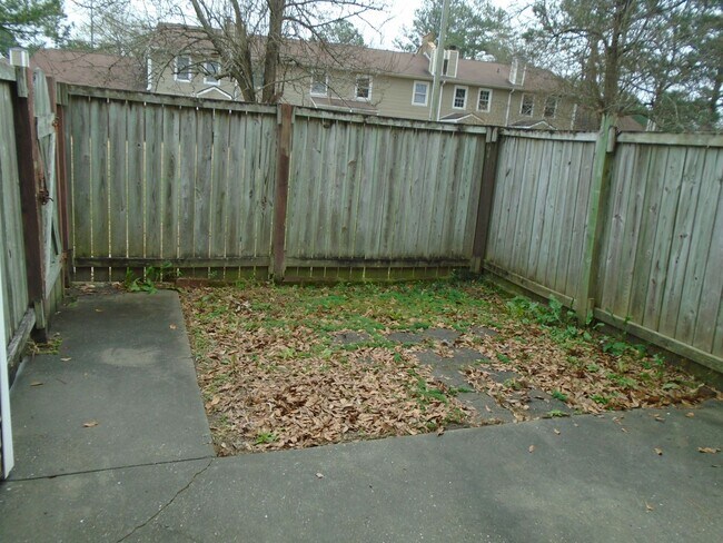Building Photo - Charming 3 bedroom 1 1/2 bath townhouse lo...