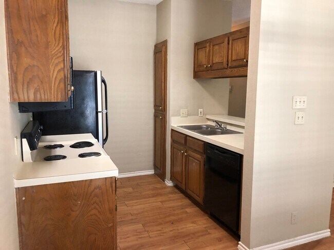 Building Photo - PRELEASE 8/15/2025 2 bed 2 bath