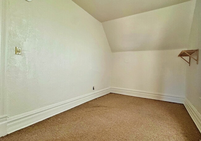 Building Photo - Historic Downtown 4 Bed 1.5 Bath Across from St Joes Hospital and Pres St Lukes.