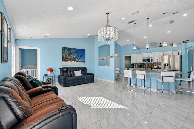 Building Photo - 1121 SW Ivanhoe St