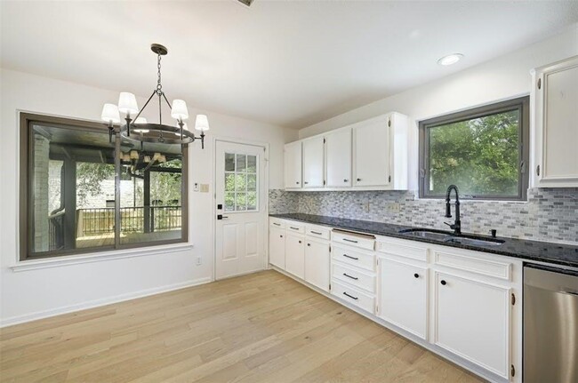 Building Photo - 2115 Wychwood Dr