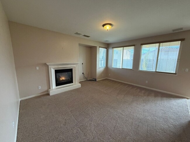 Building Photo - Spacious Home in Quiet Area