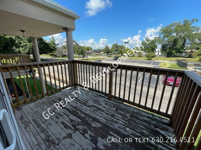 Building Photo - 13 Simpson St