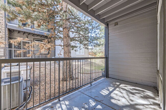Building Photo - Charming Ground Floor Condo