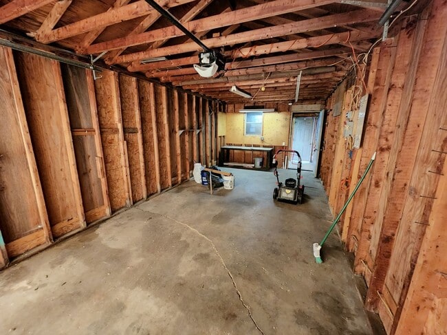 Building Photo - Available October 1st - East Peoria - 2BR/...