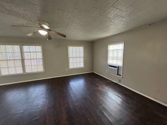 Building Photo - Central Waco Home