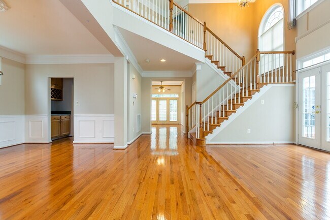 Building Photo - Spacious, Light-Filled Home in the Desirable Broadlands