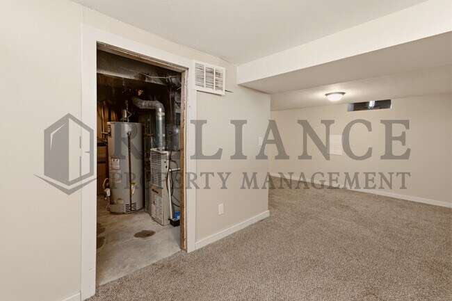 Building Photo - 2017 S Grn Acrs St