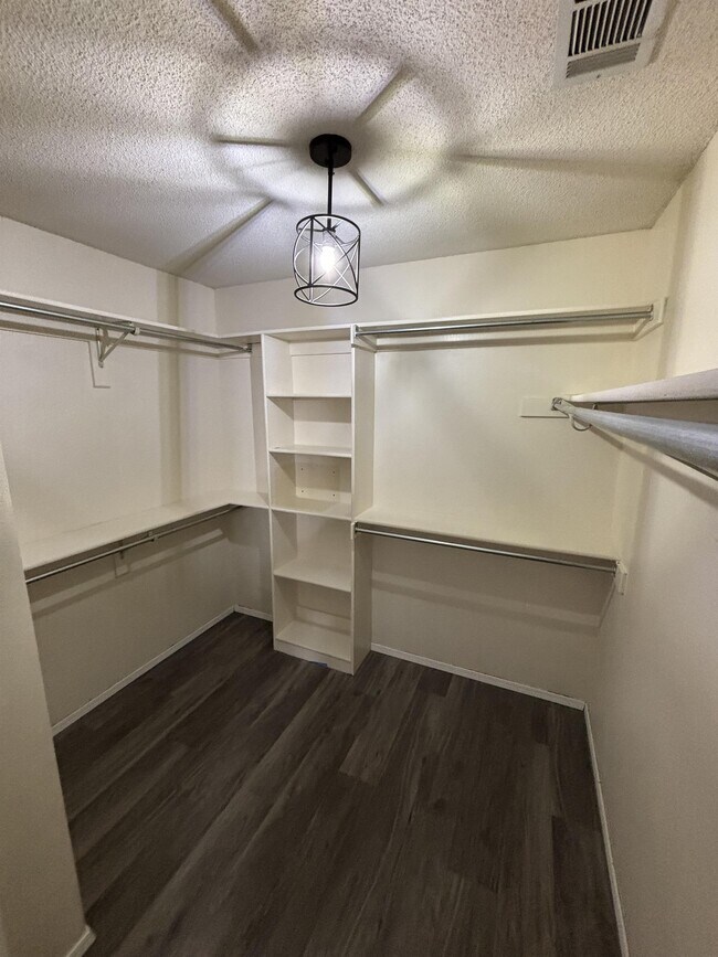 Building Photo - 8812 Skypark Dr