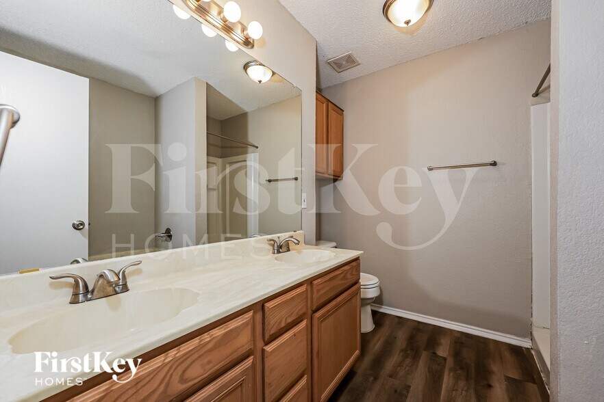 Building Photo - 609 Hollyberry Dr