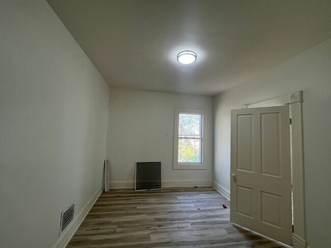 Building Photo - 4 bedroom 1 bath