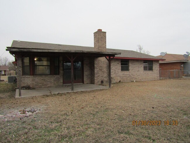 Building Photo - West side home located close to shopping, restaurants