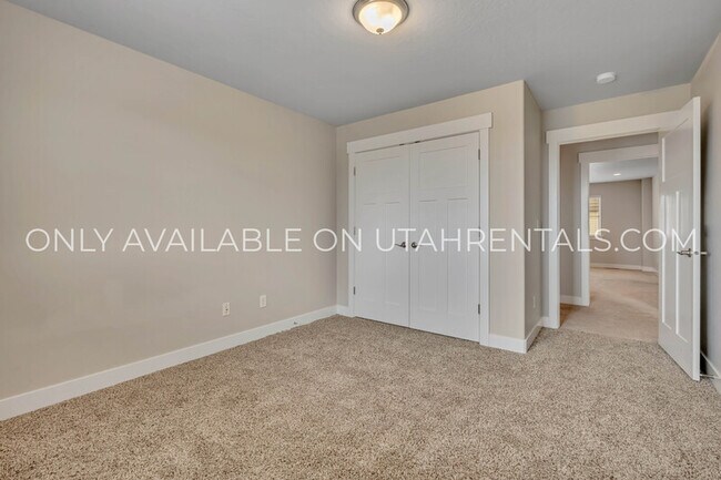 Building Photo - 874 S Aspen Wy
