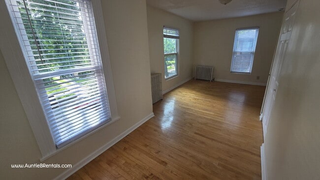 Building Photo - Freshly painted 4 bed Duplex in South Minn...