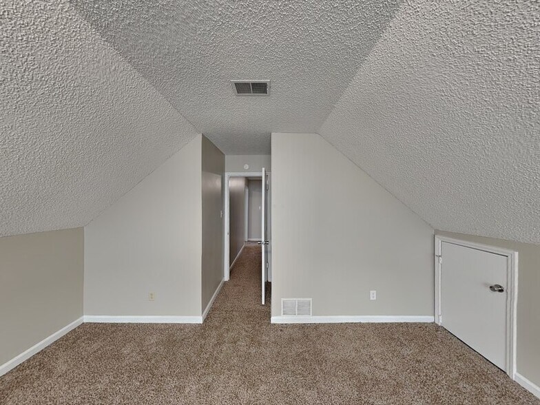 Building Photo - 1017 Hawkview Dr